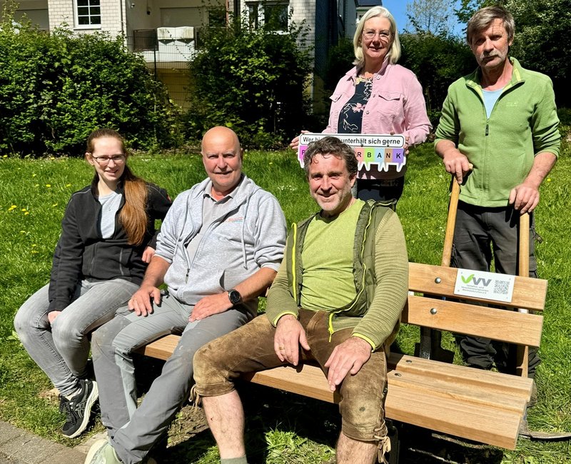 Gruppe auf neuer Bank