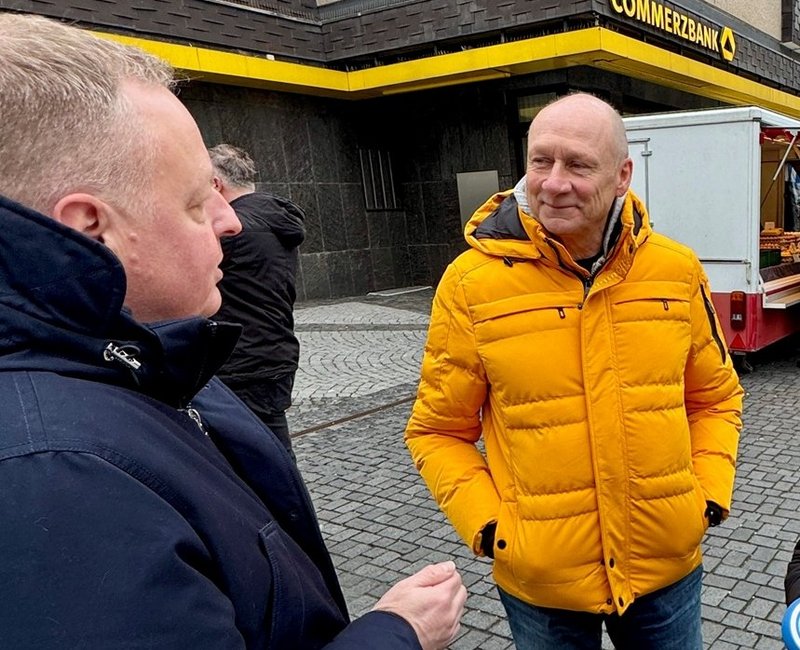 Bürgermeister Hibst bei der Sprechstunde auf dem Wochenmarkt