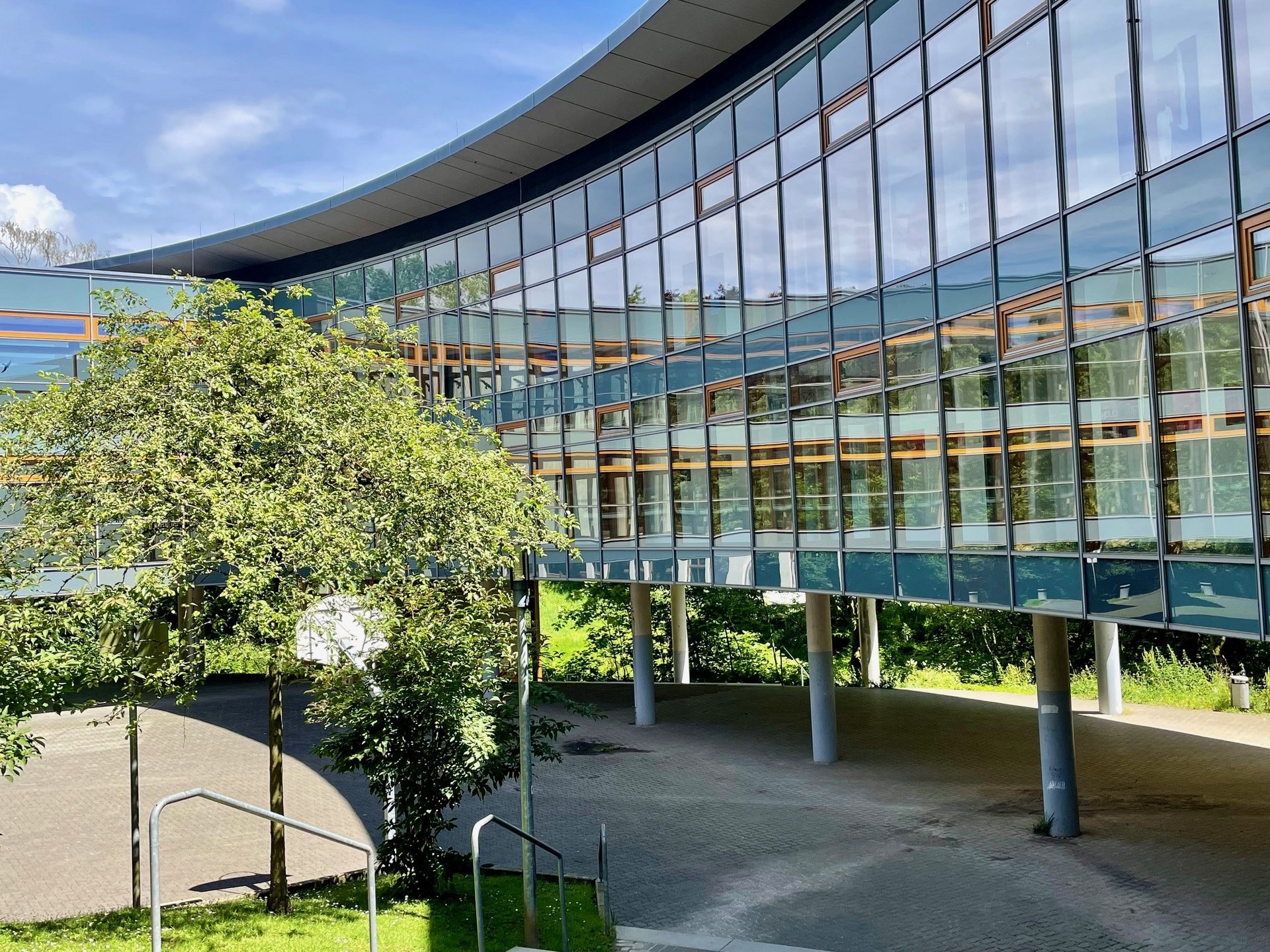 Der Glasanbau des Gymnasiums