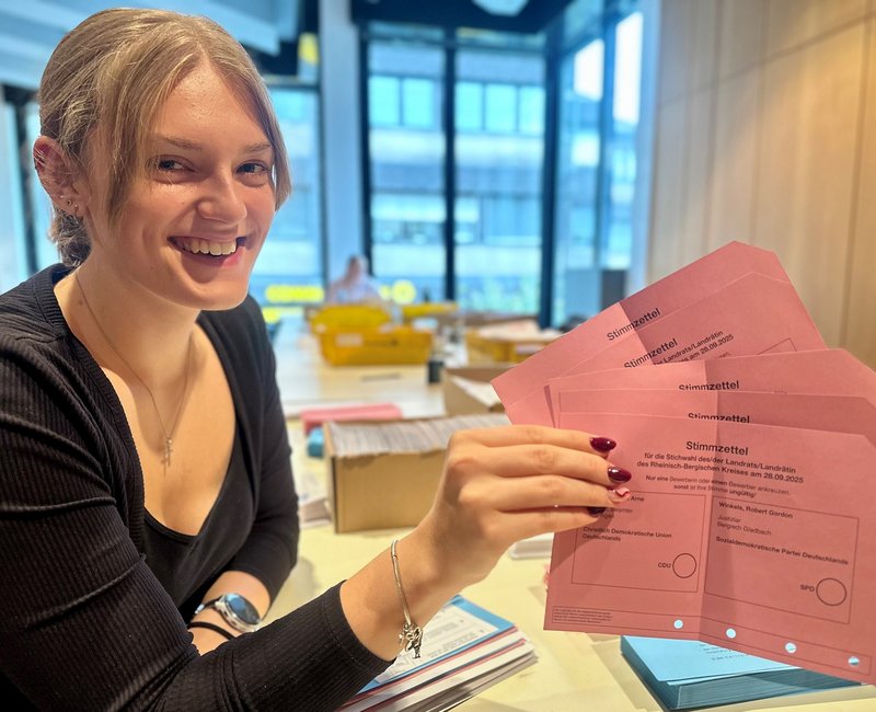 Femke Leebens zeigt Stichwahl-Stimmzettel