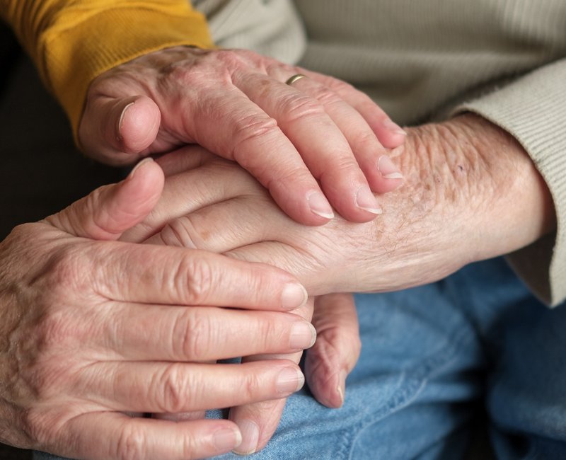 Menschen halten sich an den Händen