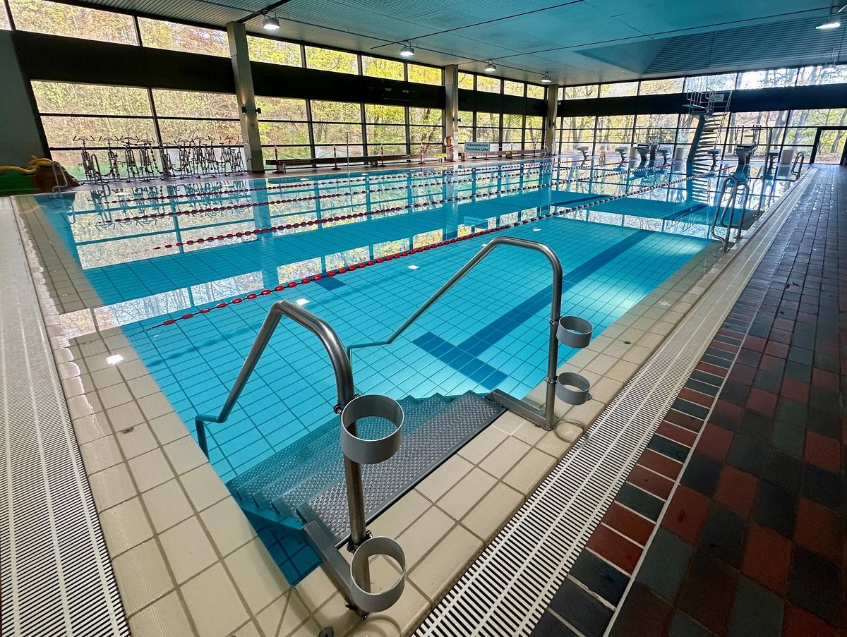 Blick auf das große Schwimmbecken im Quellenbad