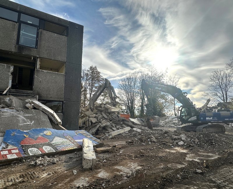 Abrissarbeiten an Grundschule-Ost