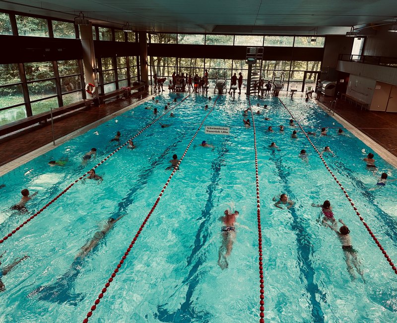 Blick auf das Schwimmbecken beim 24-Stunden-Schwimmen
