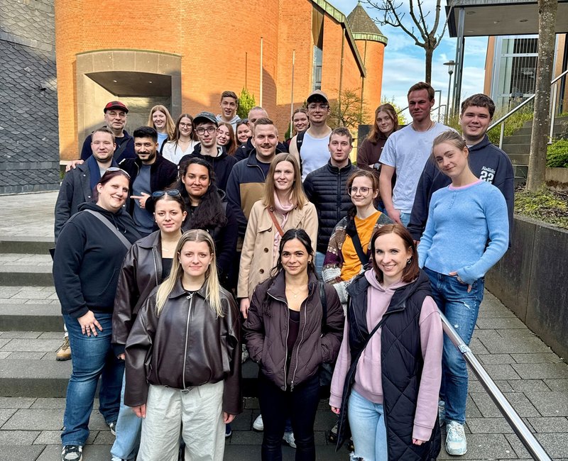 Azubi-Gruppe an der St. Michael-Kirche