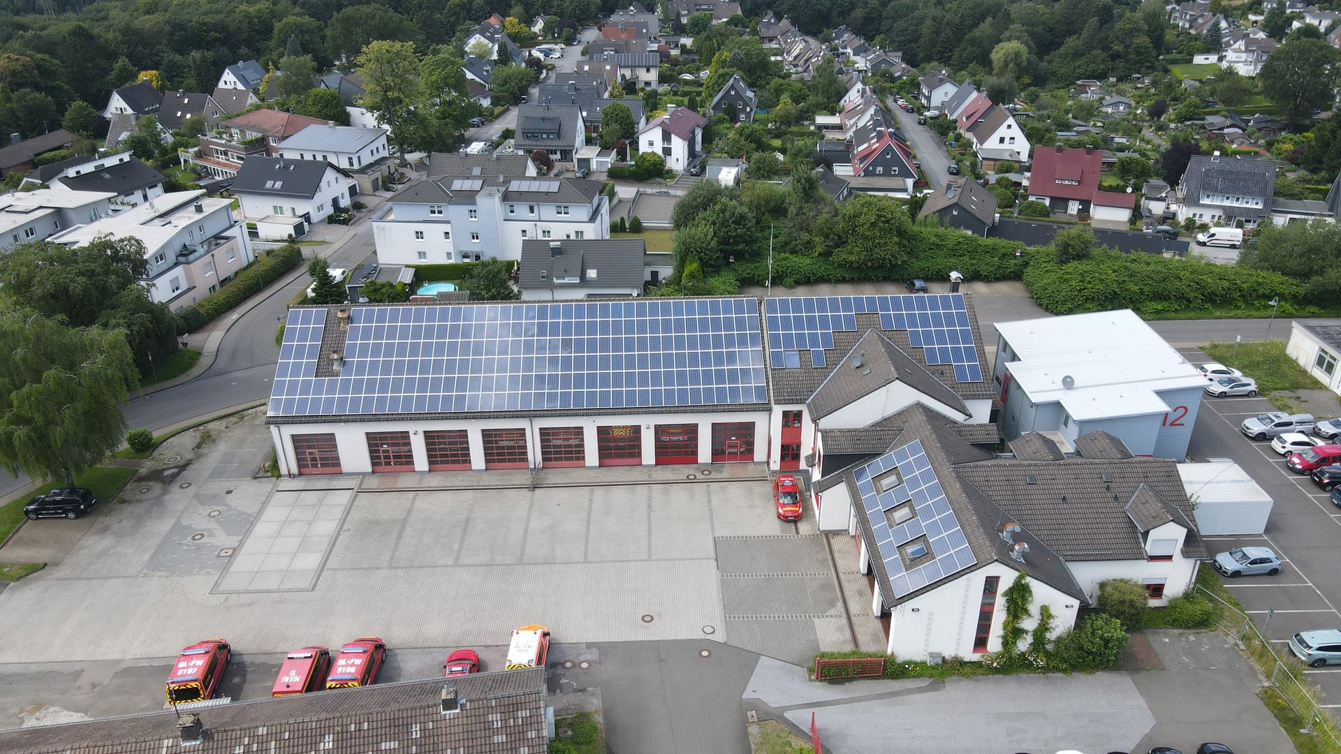 Gebäude der Feuerwehr von oben. 