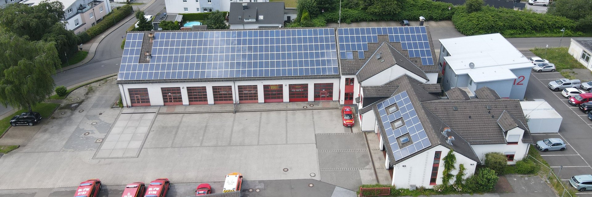 Gebäude der Feuerwehr von oben. 