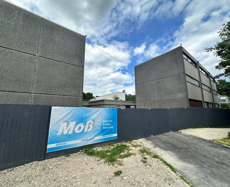 Grundschule-Ost-Gebäude von Bauzäunen umgeben