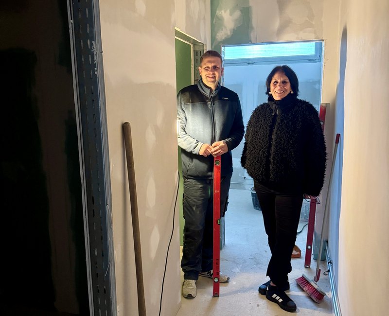 Projektleiterin Tanja Gerresheim mit Fliesenleger Marcel Kraus