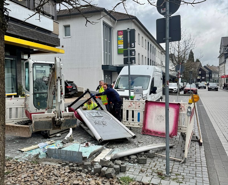 Abrissarbeiten an Telefonzelle
