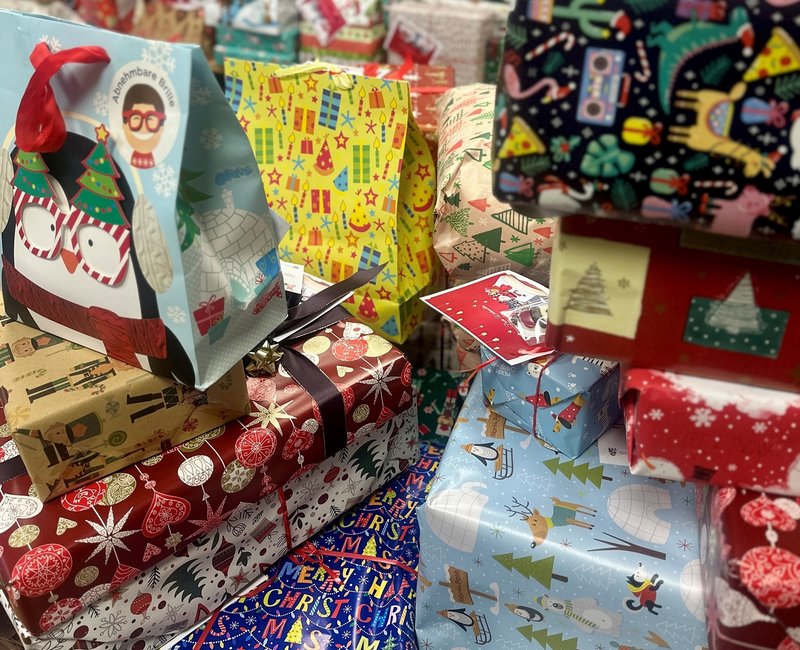Geschenke stapeln sich im Rathaus
