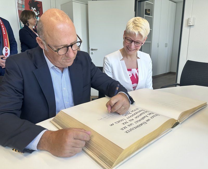 Marc Angenault trägt sich in das Goldene Buch ein