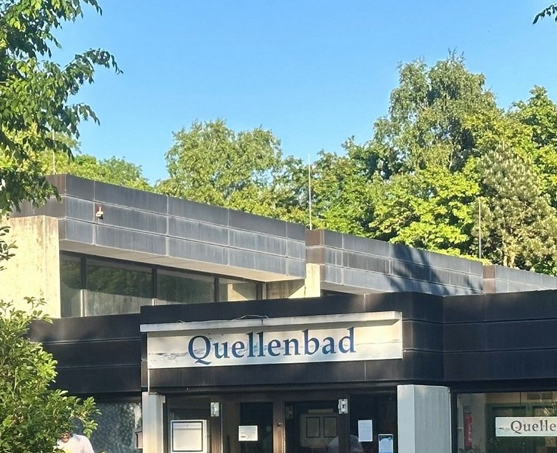 Blick auf Haupteingang Quellenbad