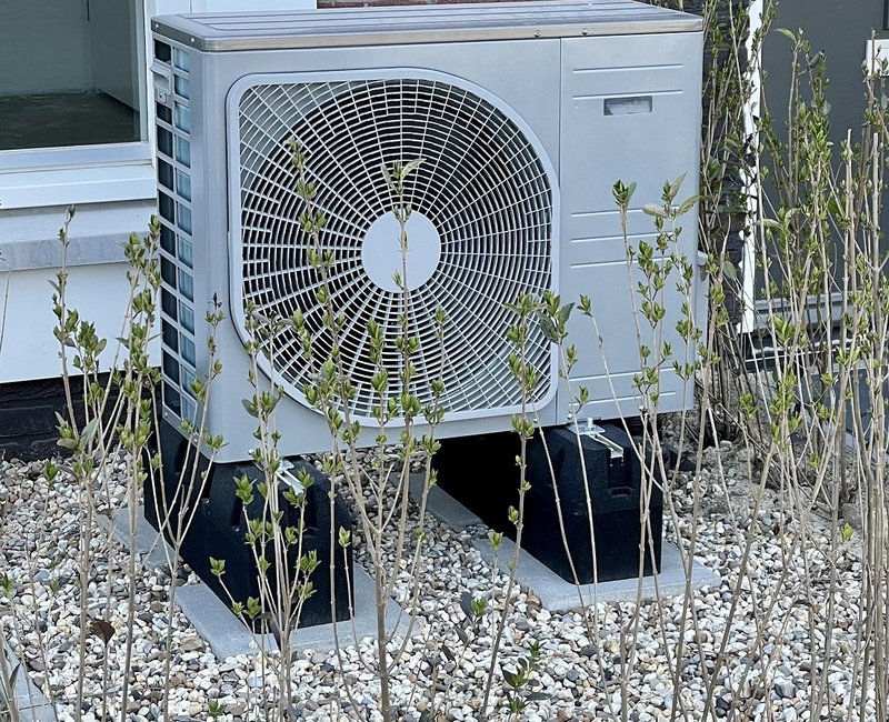 Wärmepumpe an einem Gebäude