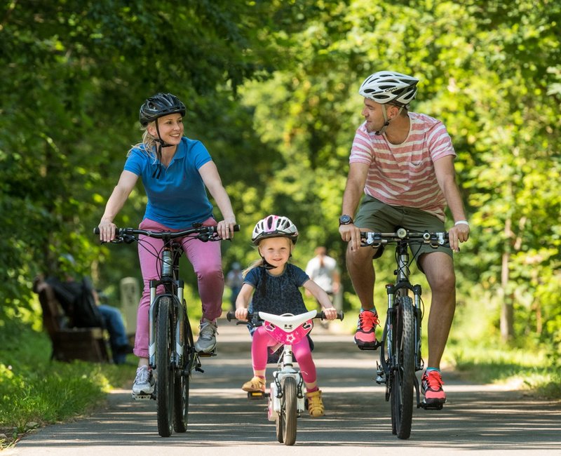 Familie fährt Fahrrad auf Balkantrasse