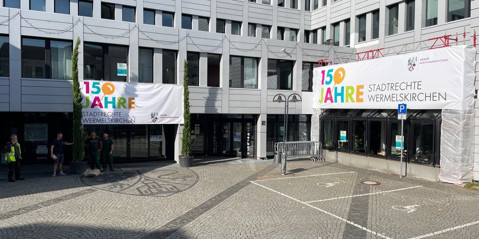 Banner am Rathaus für die Feierlichkeiten zum Jubiläum. 
