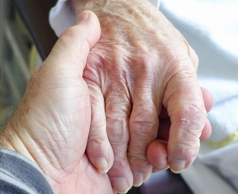 Hand in Hand in der Pflege