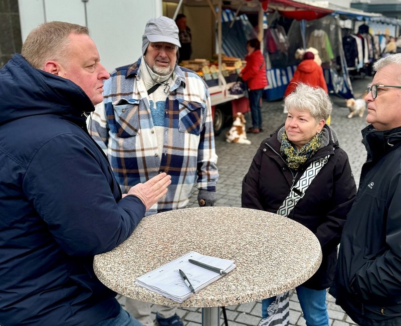Bürgermeister Hibst bei der Wochenmarkt-Sprechstunde