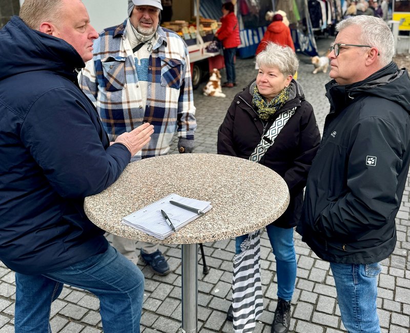 Bürgermeister Hibst bei der Wochenmarkt-Sprechstunde