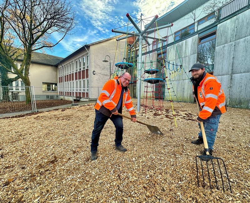 Ingo Wien und Luca Steinborn vom Betriebshof am KLetter-Spielgerüst