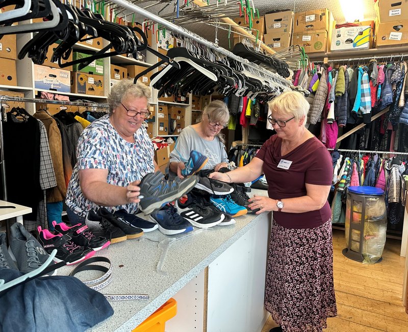 Team sortiert Textilien im "Kleiderladen"