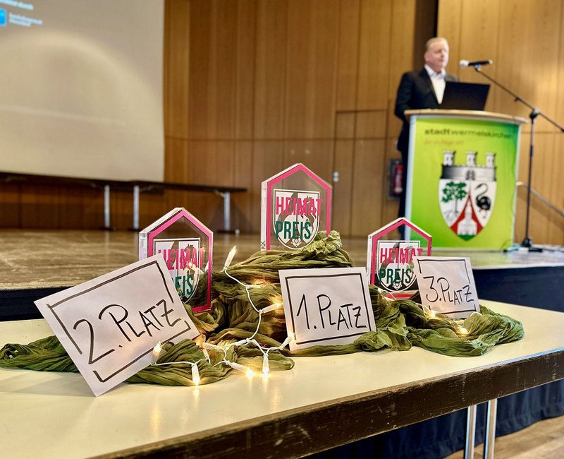 Blick auf die drei Pokale