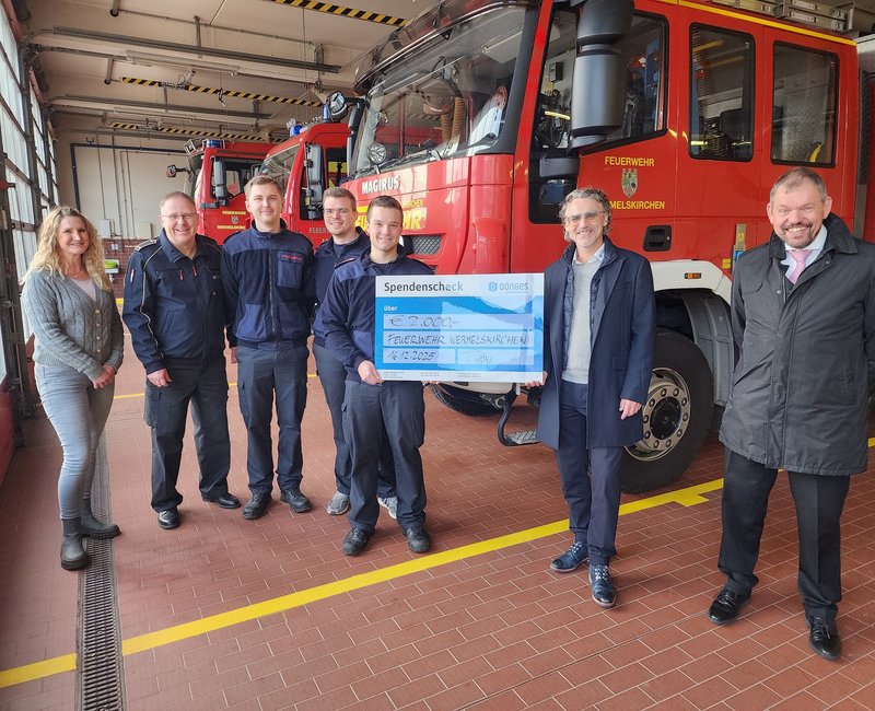 Spendenübergabe bei der Feuerwehr